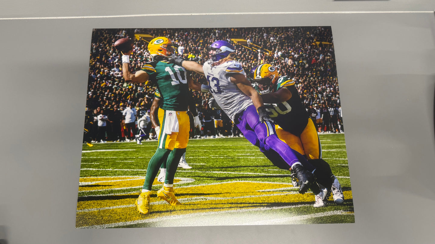 Andrew Van Ginkel 16x20 Photo (Sack)