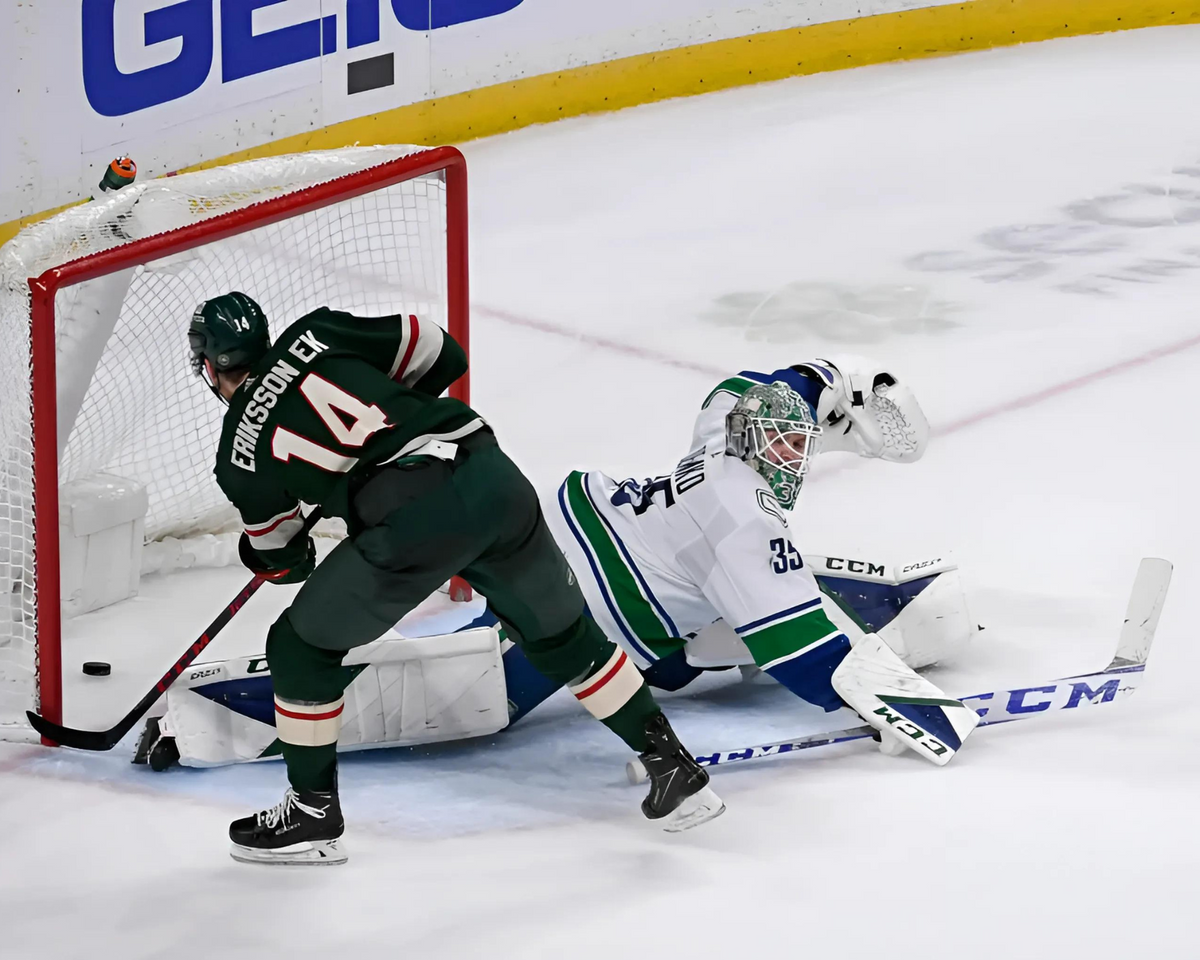 Joel Eriksson Ek (GOAL) 11 x 14 Photo w/holder